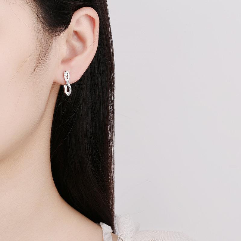 2026 Fashion 8-shaped Small Ear Buckle Women's Volleyball Diamond Earrings, Simple and Elegant Diamond Girl Earrings