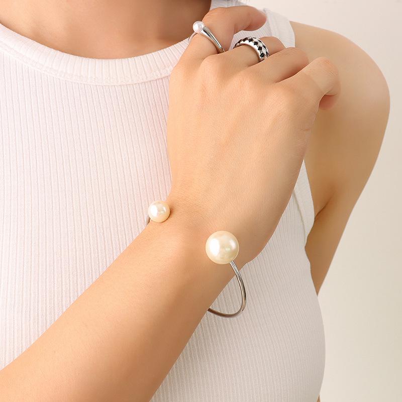 Korean Style Non-fading Faux Pearl Bracelet for Women, Exquisite 18K Gold-Plated Titanium Steel.