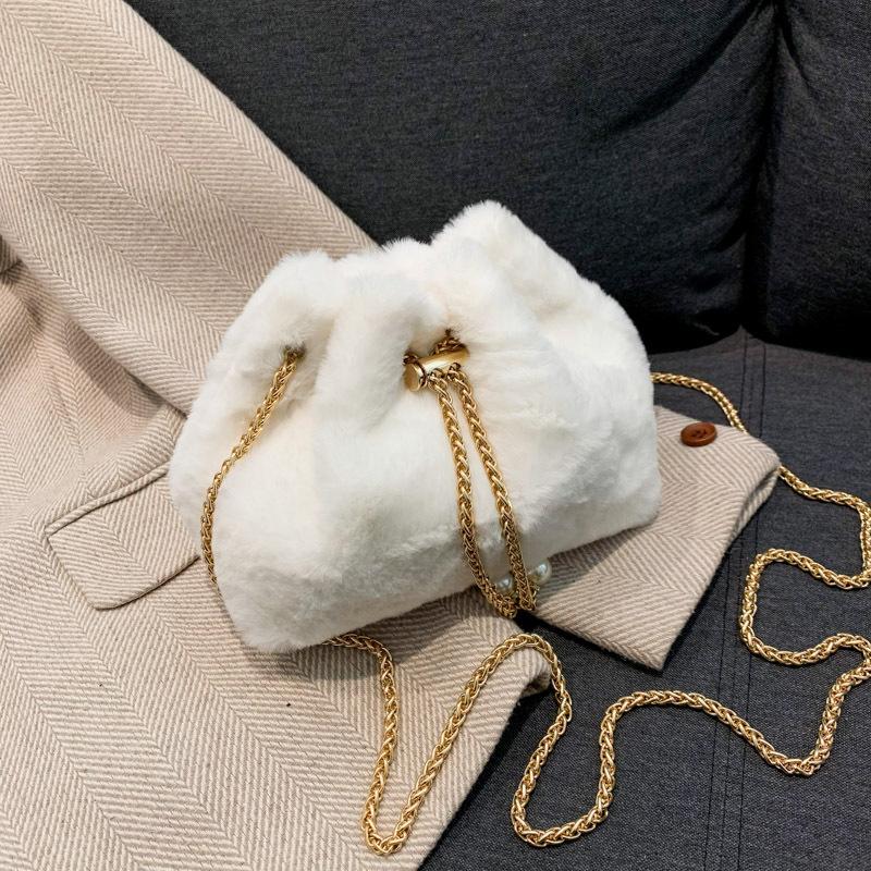 

Плюшевая сумка женская осень и зима 2024 новая модная нишевая дизайнерская сумка-мессенджер с цепочкой повседневная портативная плюшевая сумка белый