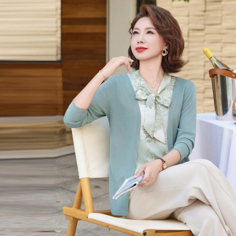 Heiß verkaufte Herbsthemden und Blusen, Damenhemden mittleren und älteren Alters, kleine Hemden mit grundlegender Weiblichkeit, zweiteiliges Fake-Design für Mütter.