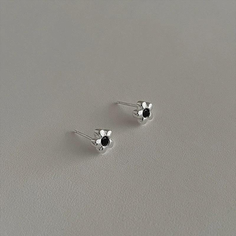 Su Chuang S925 Sterling Silver Black Zircon Small Flower Stud Earrings for Women - Versatile Ear Jewelry with Ear Clip and Ear Hole Care 925 Silver