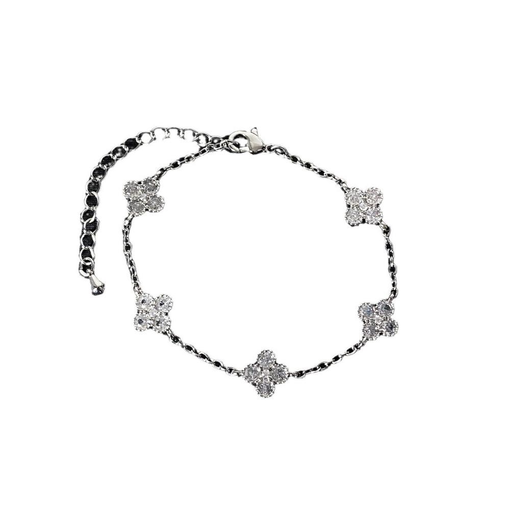 Four-leaf Clover Bracelet for Women Sophisticated and Elegant with Zircon Accents Versatile and Stylish