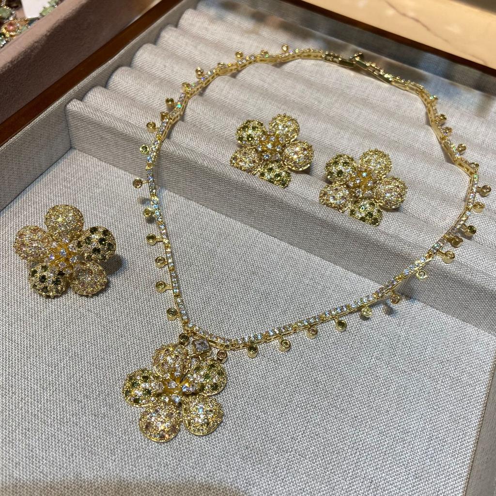 Heavy Industry Colored Treasure Flower Necklace, Gold-Plated, Exquisite High-Grade Electroplated Copper Inlaid Zircon Necklace Set.