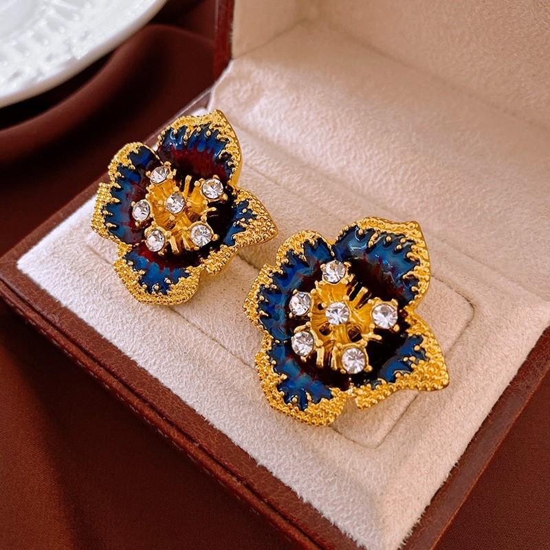 Medieval Silver Needle with Diamonds, Dripping Oil, Flower Pearl Earrings, Temperament, Court Style Stud Earrings, Light Luxury and High-end Earrings.