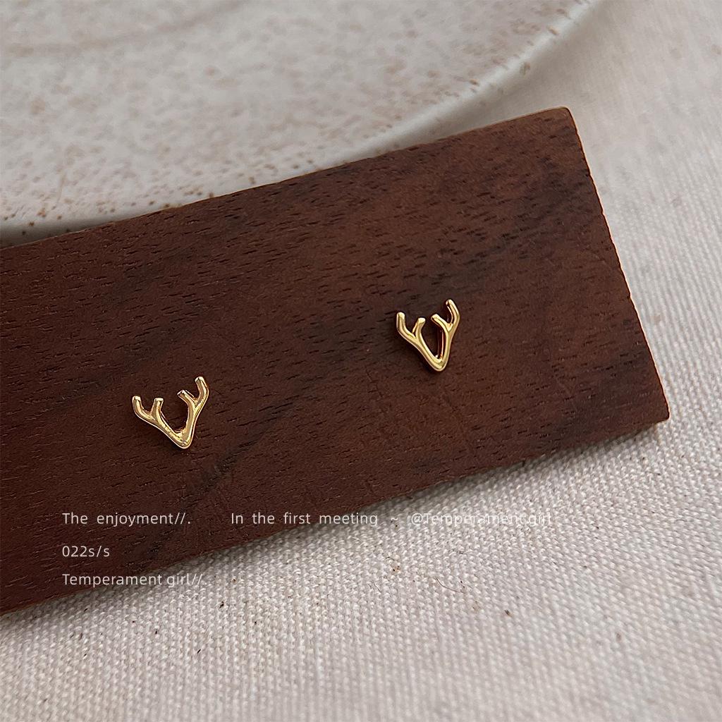 

Серьги-пусеты в виде миниатюрных рогов оленя с гальваническим покрытием из 14-каратного золота - Рождественский милый и простой дизайн