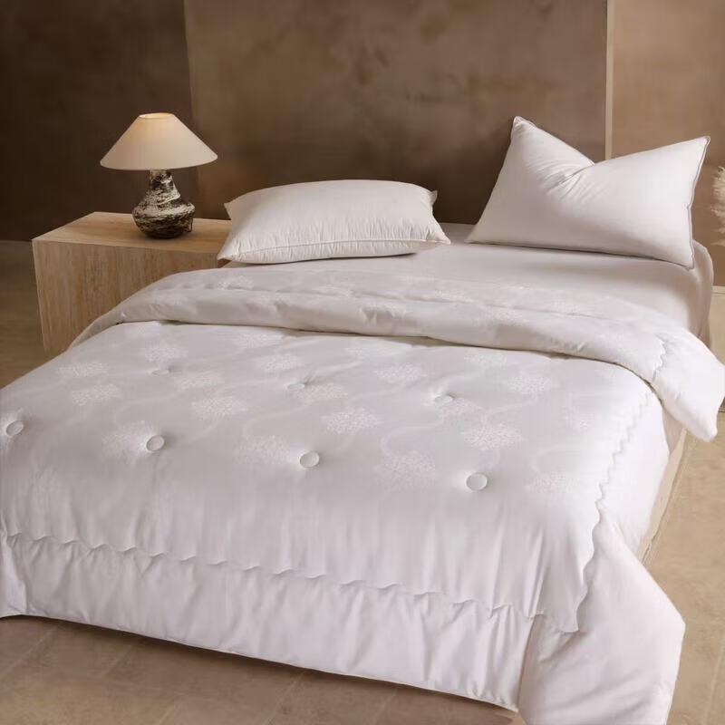 PLAYBOY Ultra-Soft Cotton Protein Quilt