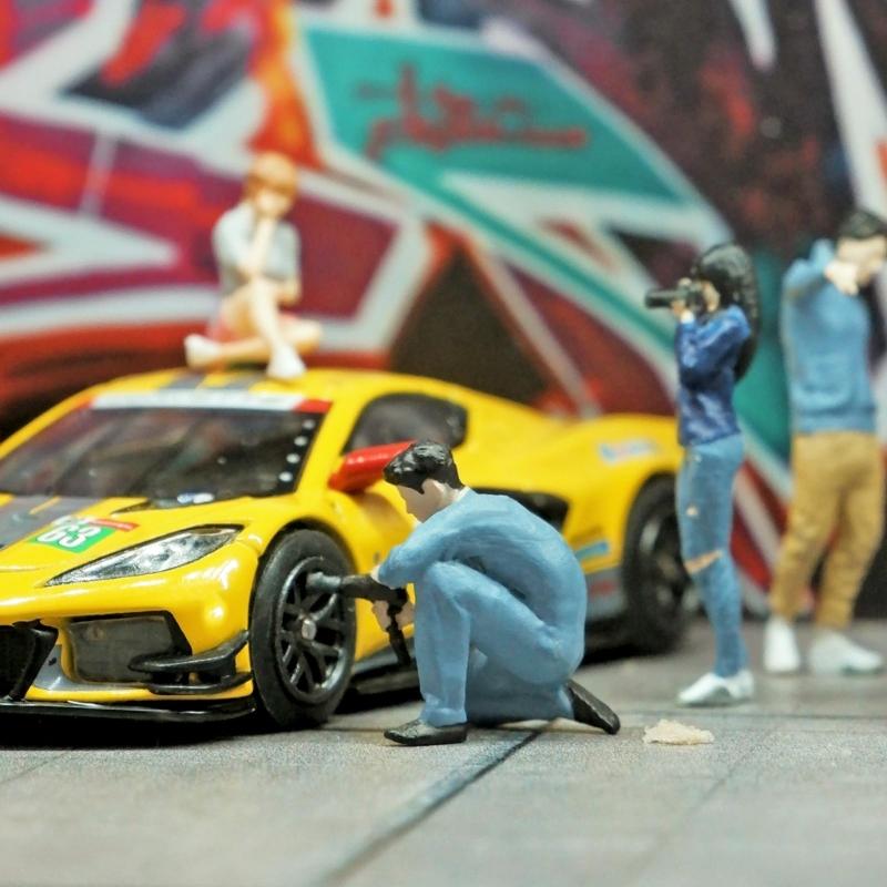 1:64 Scale Hand Painted Resin Collectible Figure Miniature Model Accessories Realistic Photographer Figure Model Gift