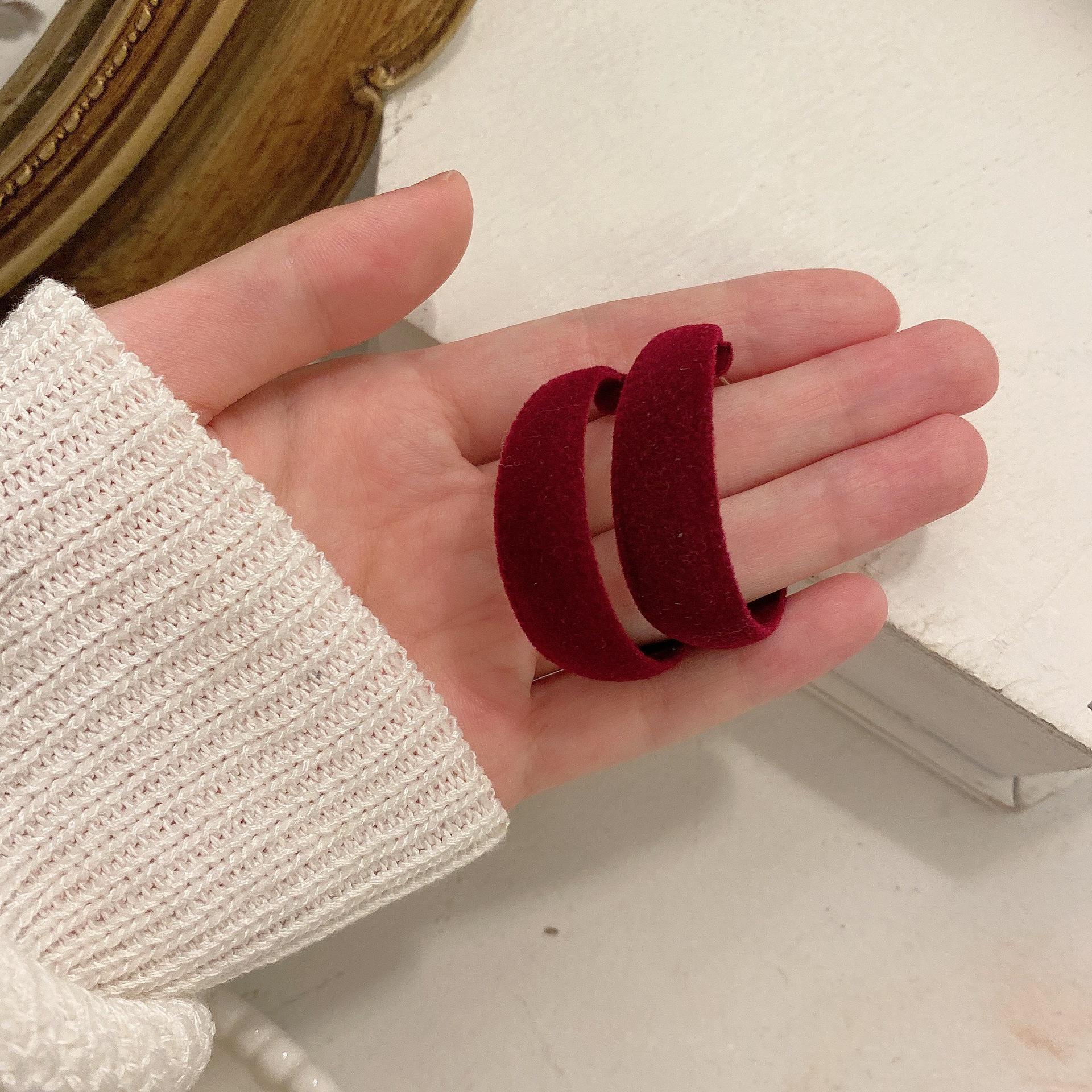 

Velvet Retro Flocked Ear Hoops: Trendy Autumn/Winter 2025 Women s Earrings. красный