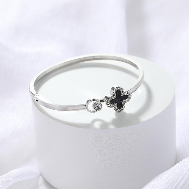 Браслет с бриллиантами в виде четырехлистного клевера — фото 10