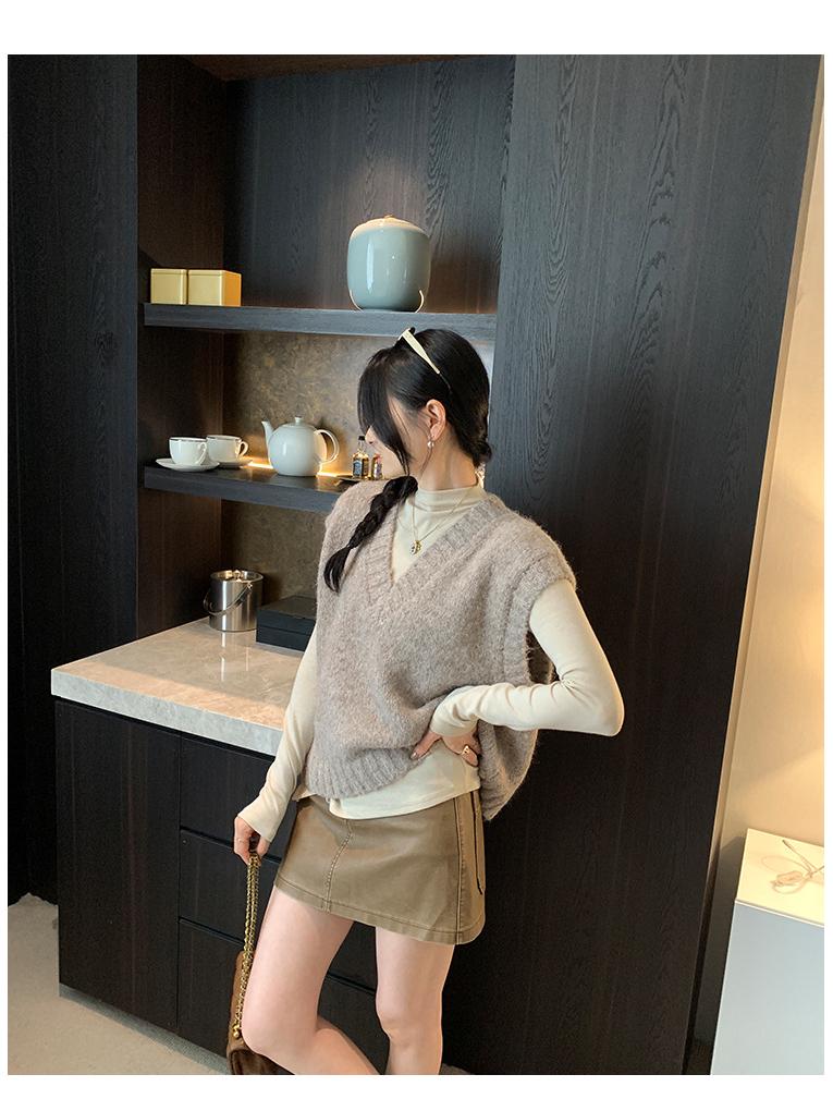 Women's Slim-Fit Half-High Neck Base Layer Long-Sleeve T-Shirt, Autumn/Winter Style with Cinched Waist and High-End Feel.