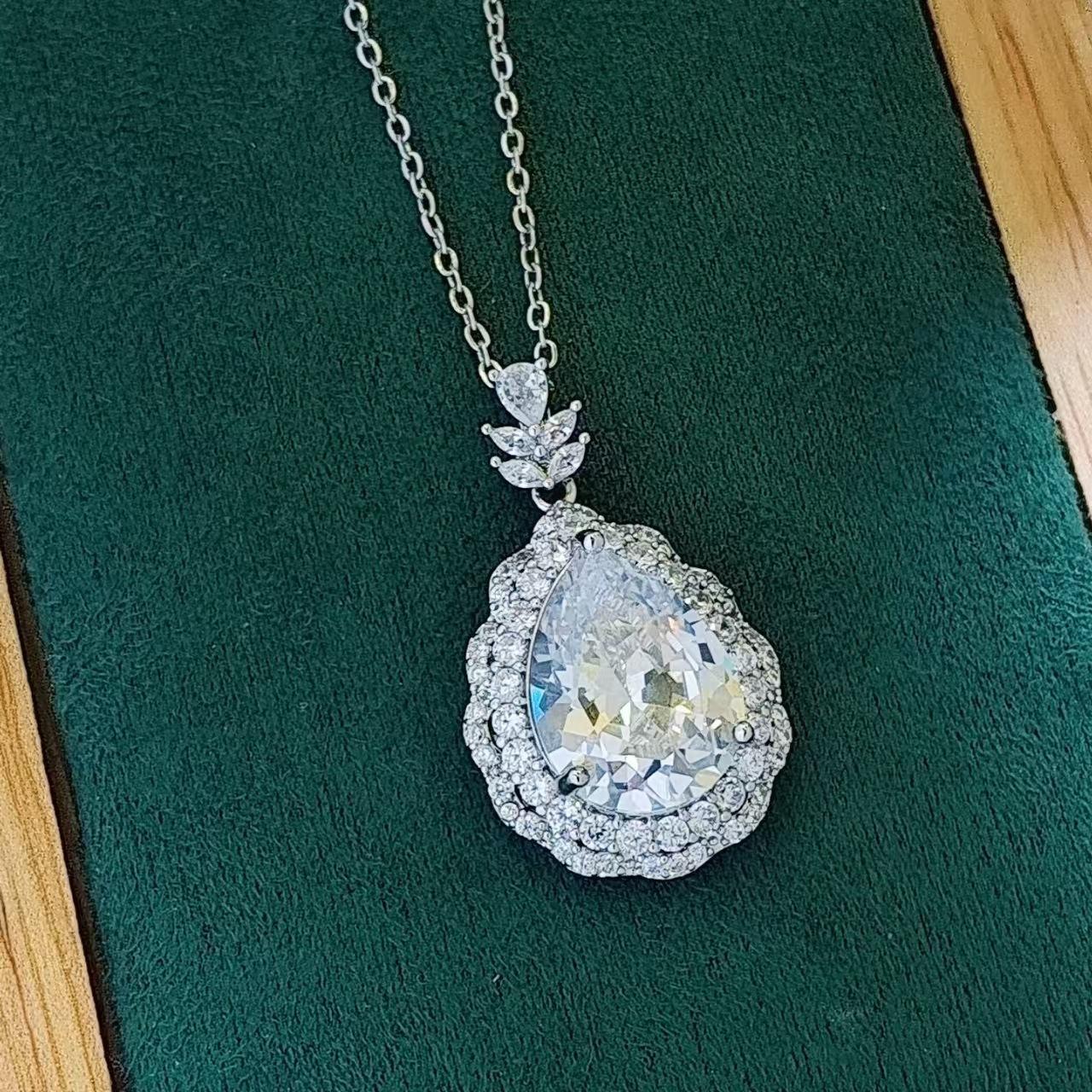 

Explosive big water drop pear type zircon necklace women s high texture full diamond 12 * 16 zircon pendant copper gold-plated