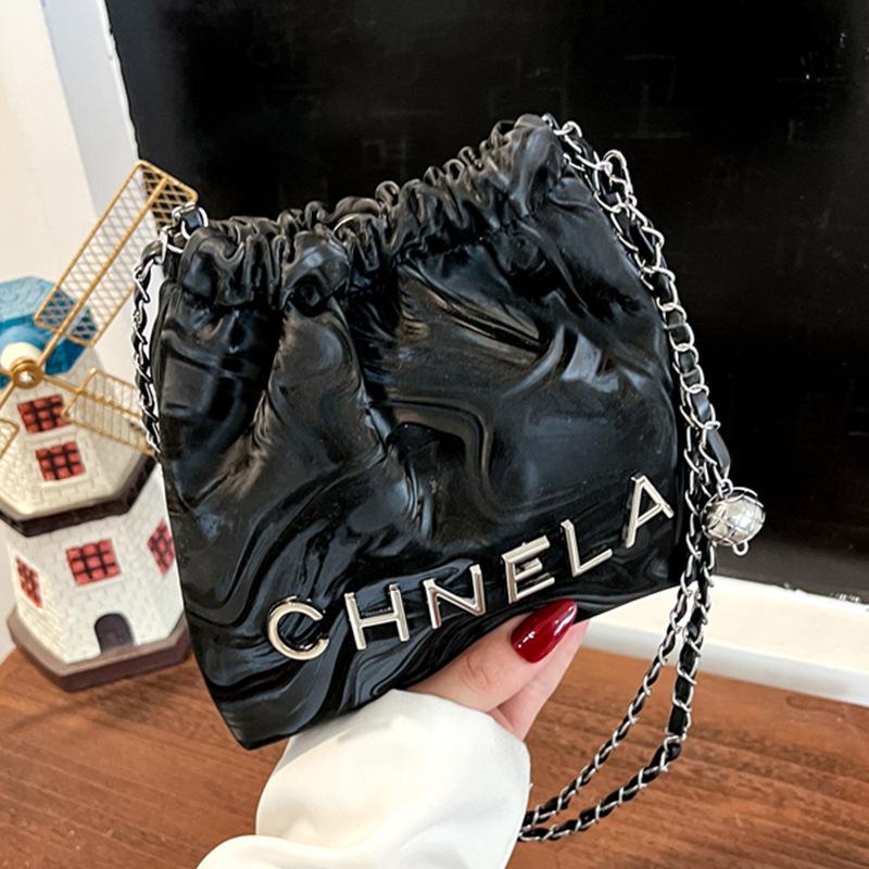 

2025 summer new large-capacity velvet light luxury bag women s commuter bag fashionable versatile chain shoulder tote bag чёрный