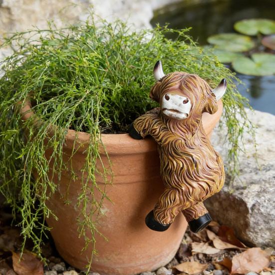 Highland Cow Statue Resin Small Cow Planter Pot Hanger Climbing Animal Flower Pot Hugger for Garden Patio Fence Lawn Yard Plant Pot Decor