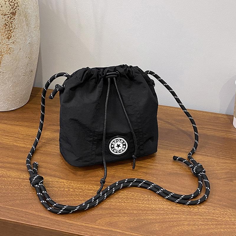 

Вместительная, легкая и простая портативная сумка-ведро, повседневная нишевая спортивная наплечная сумка, модная сумка-мессенджер женская чёрный