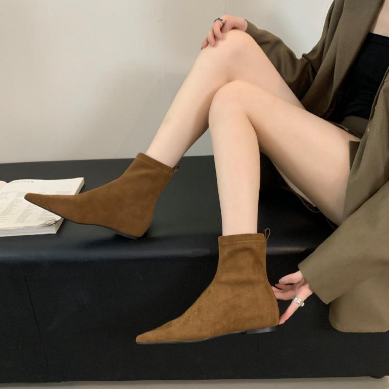 Evropa, Amerika 2025 podzim a zima nové jednoduché matné semišové ploché ponožkové boty plochý podpatek tenké boty temperament špičaté krátké boty ženy
