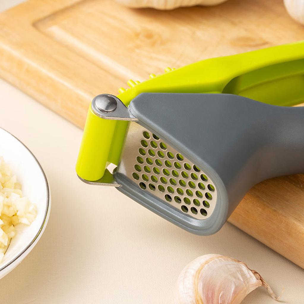 1PC Manual Garlic Press; Kitchen Tool for Crushing Garlic Cloves (color Random)