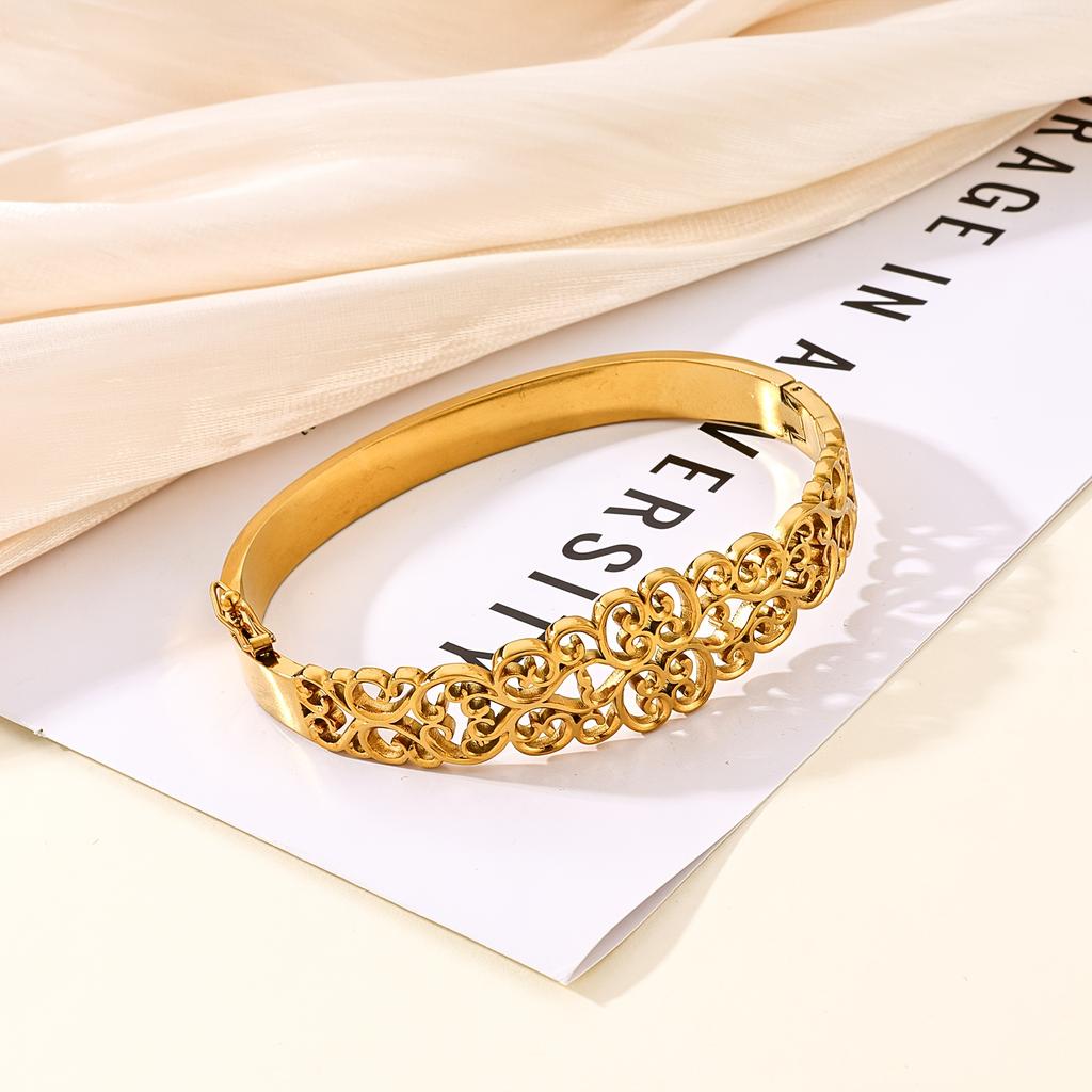 1Arabic luxury style stainless steel piece18K The gold-plated delicate hollow bracelet features exquisite Arabic-style hollow patterns, elegantly