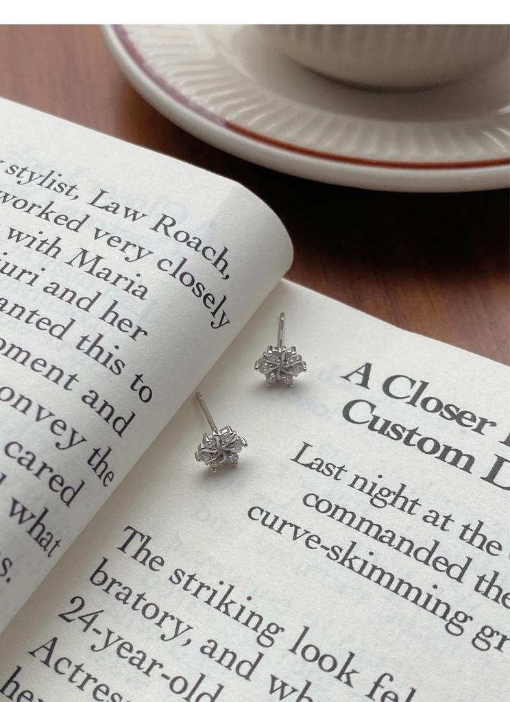 Sterling Silver Snowflake Zirconia Stud Earrings – Light Luxury, Versatile, High-End Jewelry for Women, Perfect for Autumn, Winter, and Christmas.