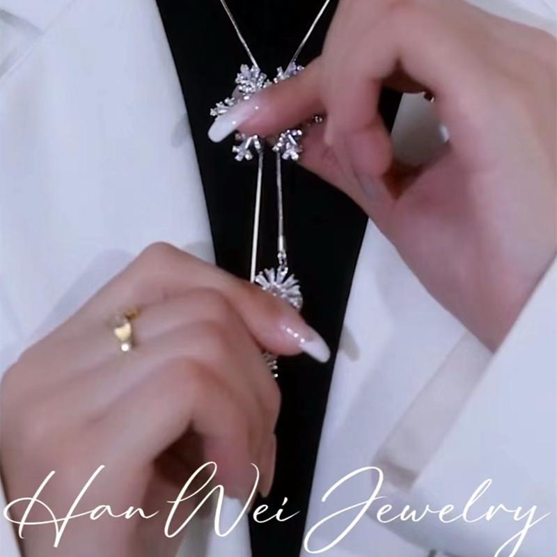 Platinfarbene drehbare Schneeflocken-Halskette: Elegante lange Pulloverkette für Damen