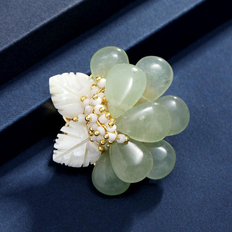 

Natural crystal shell brooch retro literary and versatile corsage simple high-end temperament pin accessories women