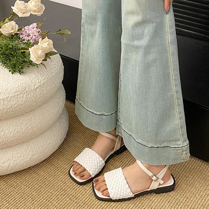 

Cross-border large-size square head one-word woven fashion sandals summer new new beach slippers women s versatile 35