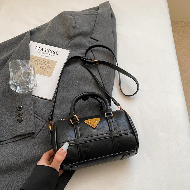 High-end Niche Bag Women's Autumn and Winter Retro New Fashion Messenger Bag Portable Commuter Pillow Bag