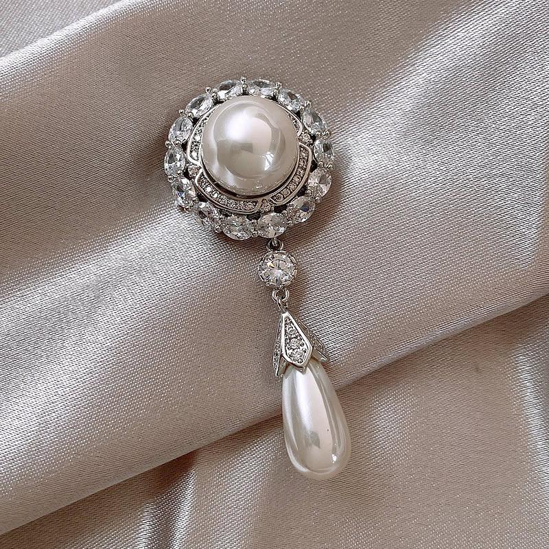 

У герцогини Кембриджской есть такая же брошь, элитная жемчужная брошь в стиле ретро для женщин, легкая роскошь, нишевый дизайн, булавочные аксессуары.