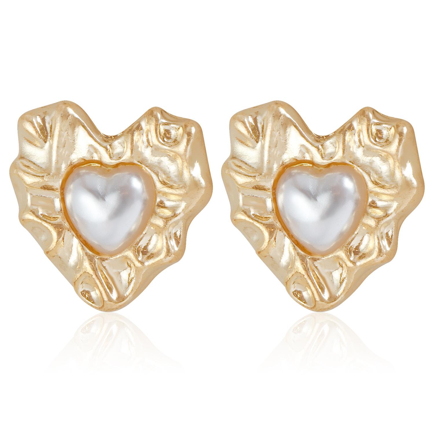 

European and American ins wind alloy love imitation pearl earrings, advanced sense, simple special-shaped peach heart versatile new золотий
