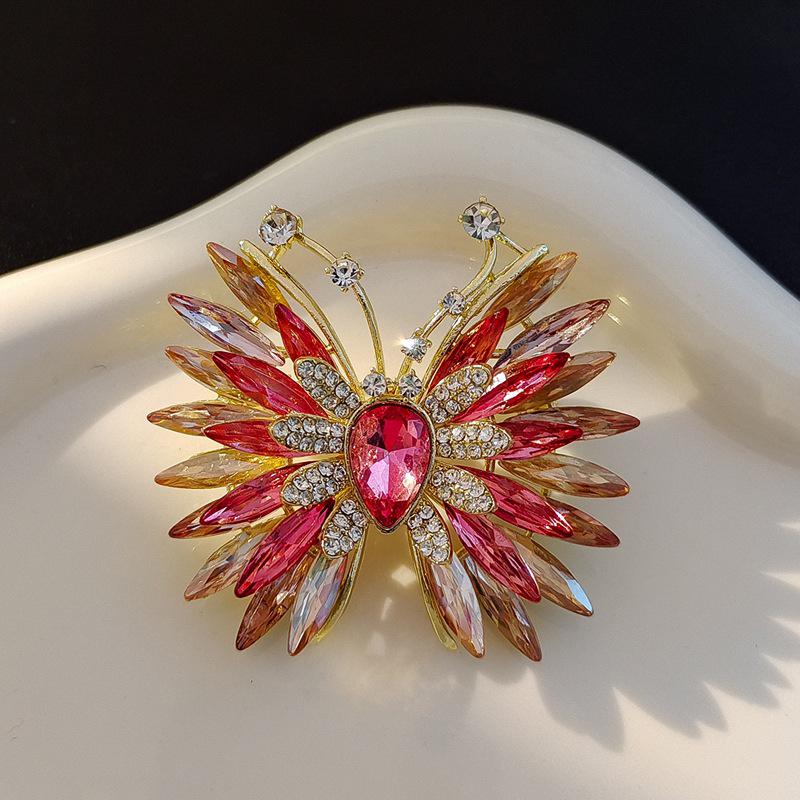 

Модная брошь-бабочка 2025 года: Элегантная булавка в виде цветка и животного для костюмов и пиджаков