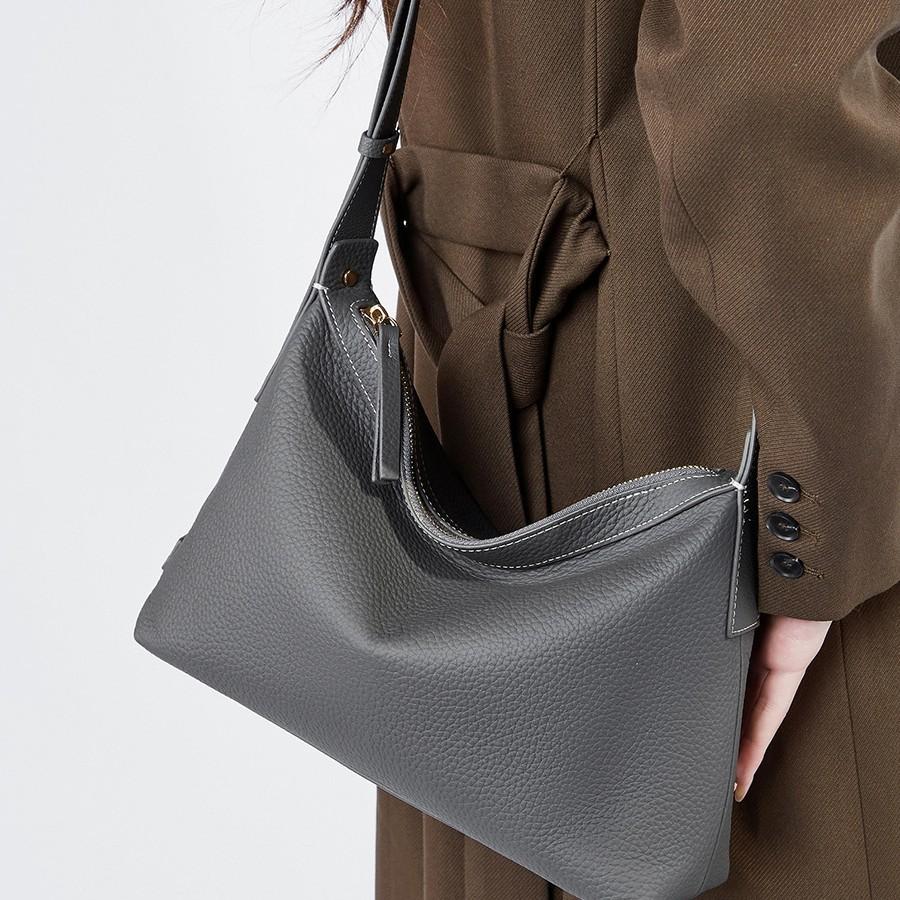 

Versatile Commuter Shoulder Bag New Cowhide Underarm Bag Textured Messenger Bag серебряный серый