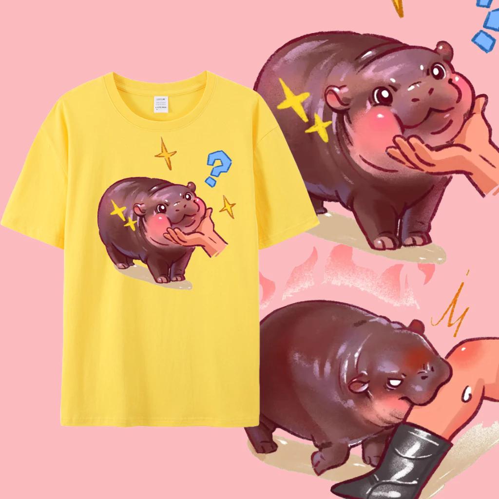 

Moo Deng крошечный малыш бегемотик звезда Таиланд милый карликовый бегемот унисекс для взрослых мужчин женщин детей мальчиков девочек футболка с принтом короткий рукав круглый вырез 5XL