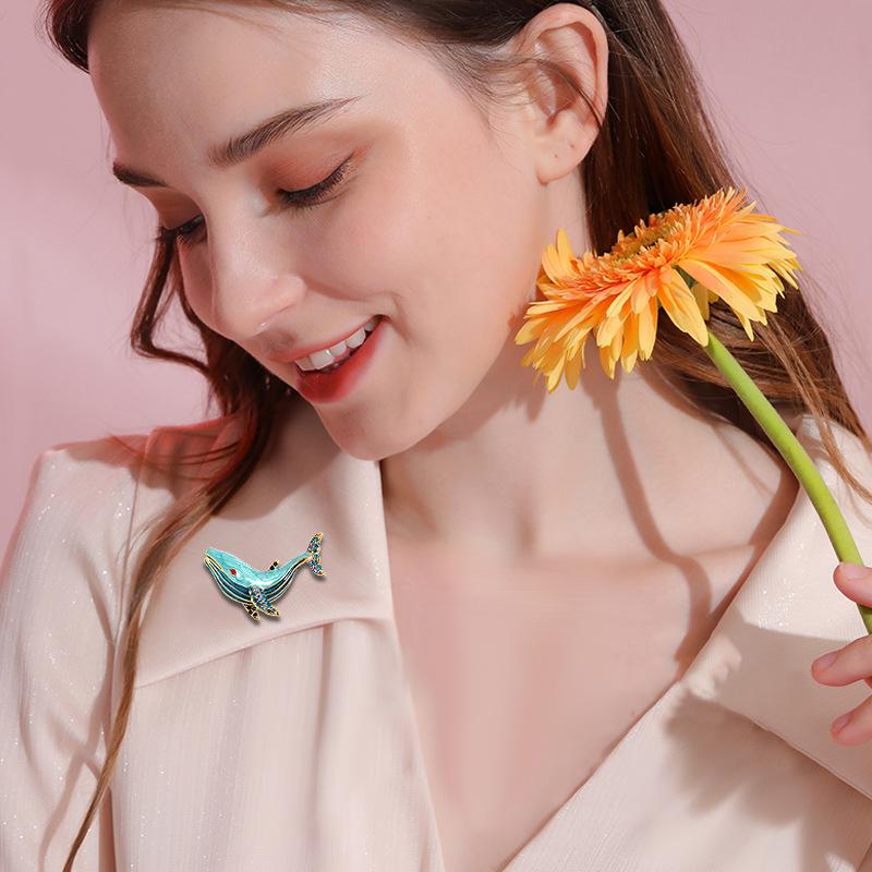 Whale brooch, European and American fashion brooch, inlaid with rhinestones, drip oil, crystal collar brooch