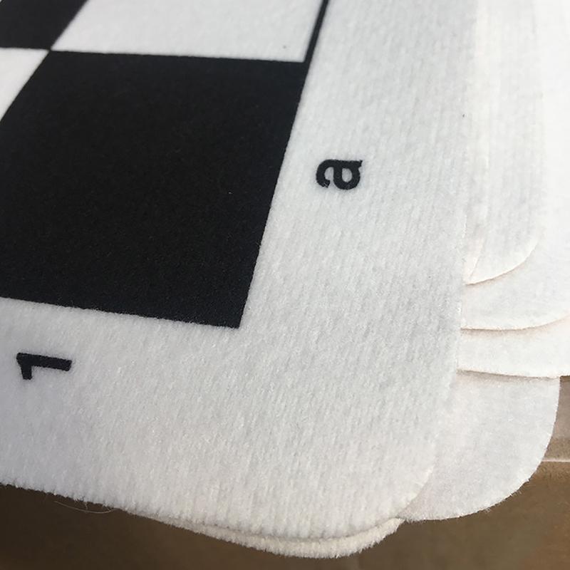 Schwarz-weißes tragbares Schachbrett 43 cm 51 cm Pu-Leder Weiches Turnierschachbrett für Lernspiele für Kinder