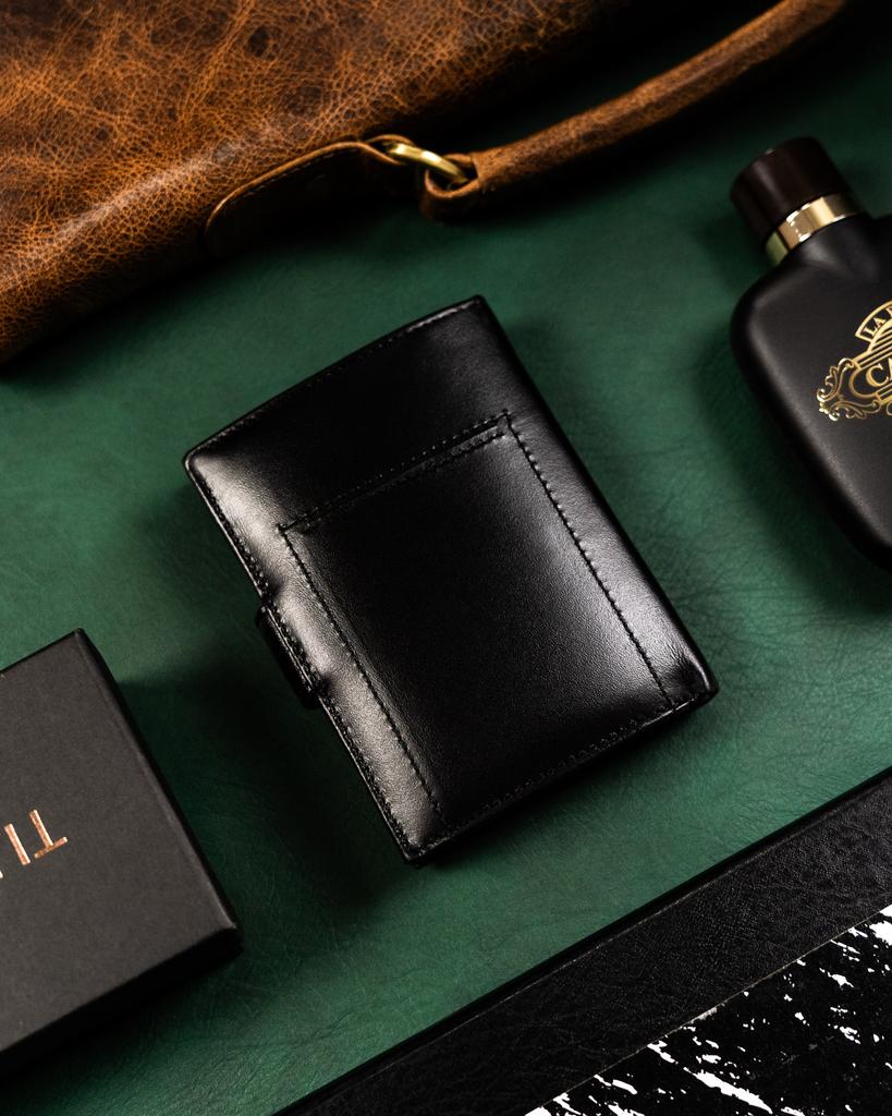 Gift Set: Men's Leather Wallet and Keychain - Peterson