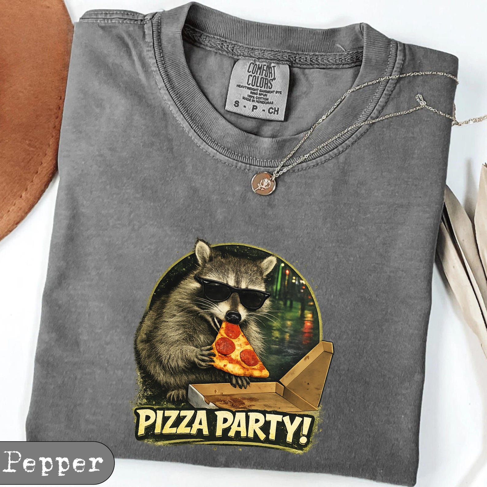 Raccoon Eating Pizza - Funny Meme Shirt Funny Graphic Tee Silly Shirt Gift Sarcastic Funny Racoon Meme T-Shirt Vintage Novelty Shirts Womens 2XL