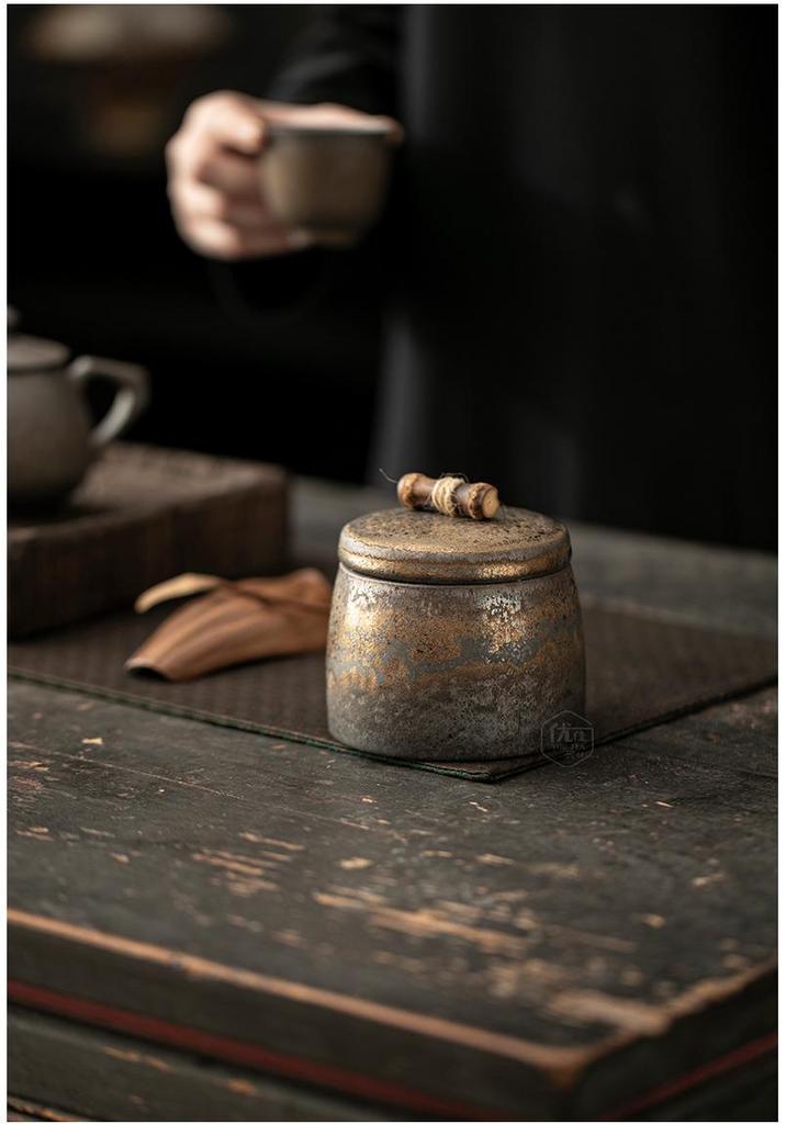 Gilded Ceramic Tea Storage Jar for Pu'er and White Tea - Small Retro Chinese Design