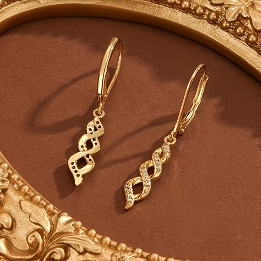 Ein Damen-Ohrklemme aus 18 Karat vergoldetem, geflochtenem, verdrehtem Design mit eingelassenen synthetischen Zirkonia-Steinen, Lange Ohrringe, mit einem einfachen, eleganten