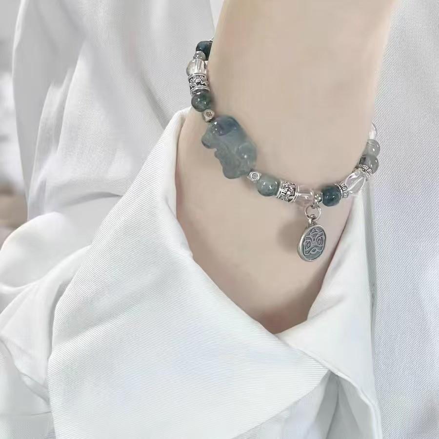 Vynikající lehký luxusní korálkový náramek z prémiových materiálů pro stylové ženy