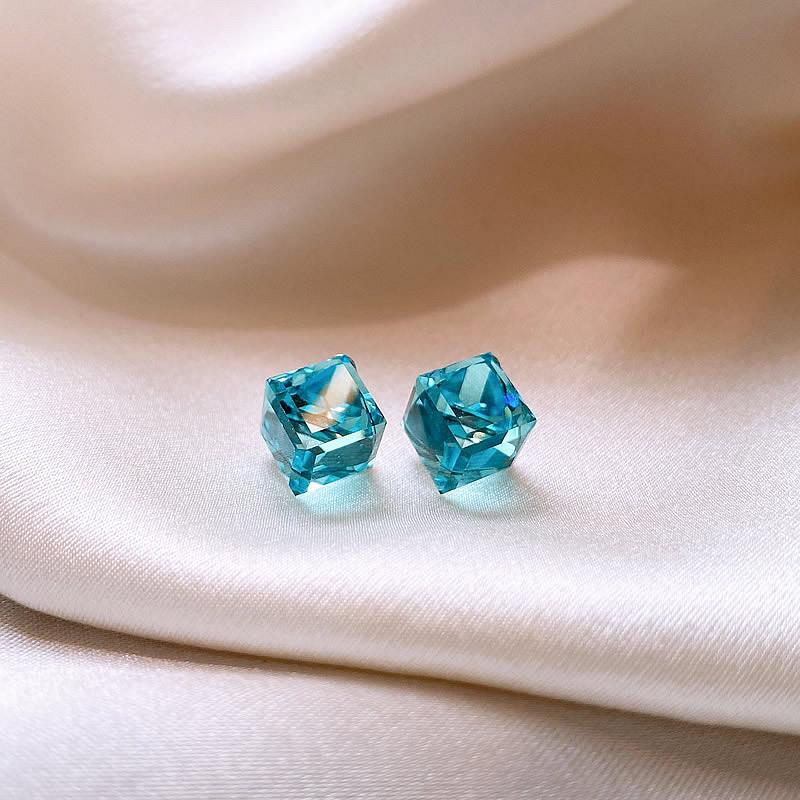 

Геометрические серьги-кристаллы в форме куба, высококлассные серьги с простым темпераментом, модные нишевые серьги в стиле легкой роскоши