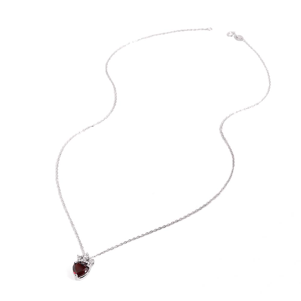 Elegante Damenkette aus 925er Sterlingsilber mit Herzanhänger aus Granat (8,00 mm) im Kronen-Design. Ein edles Schmuckstück, ideal als Verlobungsgeschenk.