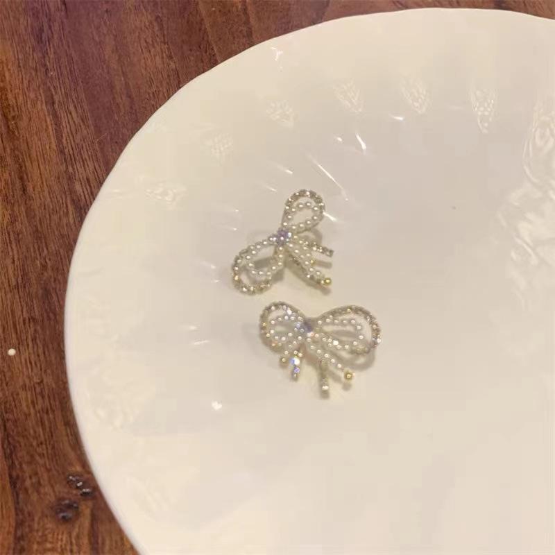 Elegant Pearl Bow Earrings: Chic, Trendy, and Exquisite Design for a High-End, Sophisticated Look.
