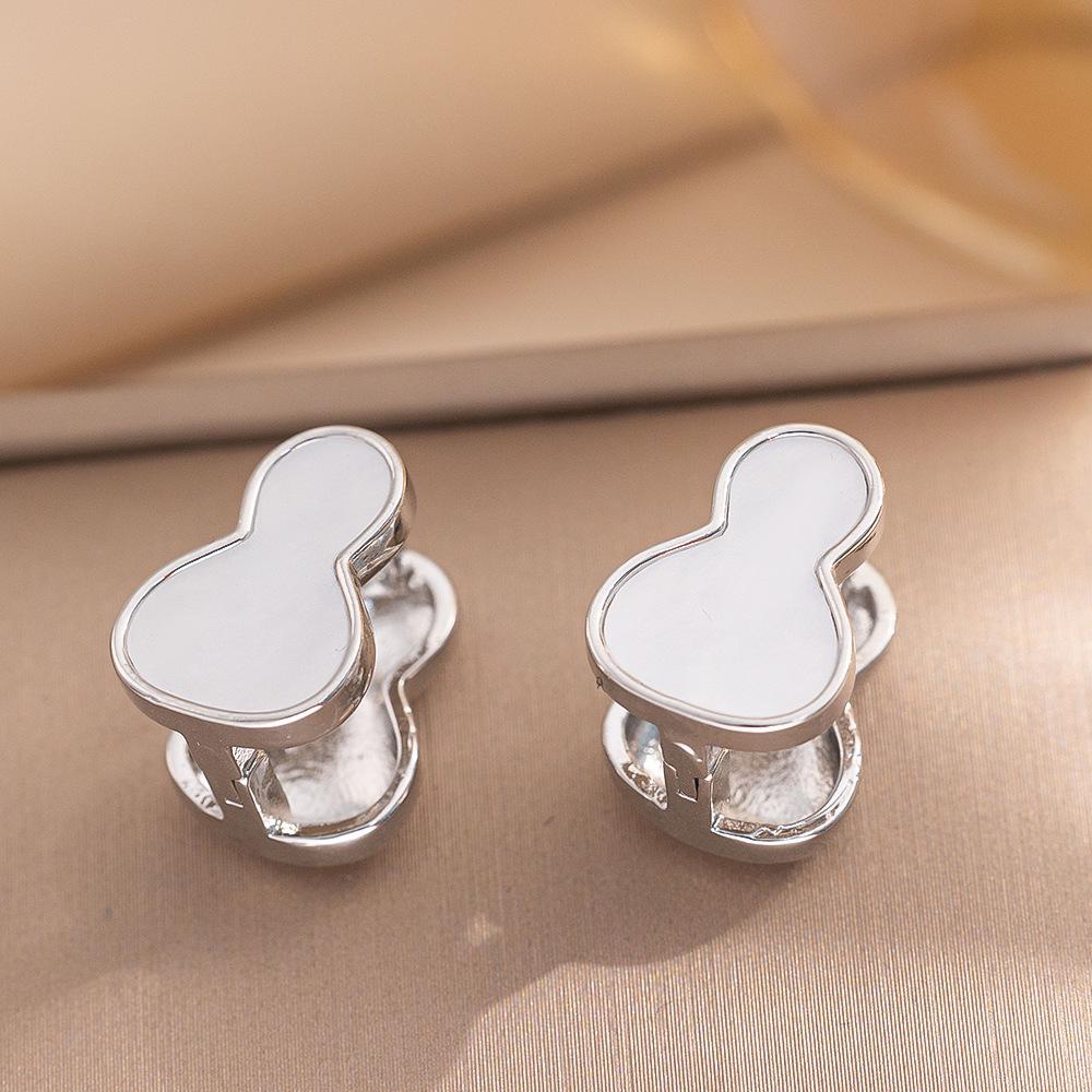 Eleganckie kolczyki sztyfty z cyrkoniami w kształcie koniczynki i misia - Nowy szykowny design