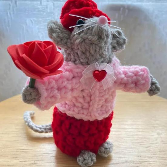 1 Pair Crocheted Mouse Couple Handmade Crochet Mice Ornaments Valentine's Day Decor Mice Doll for Desk Mantel Bedside Table