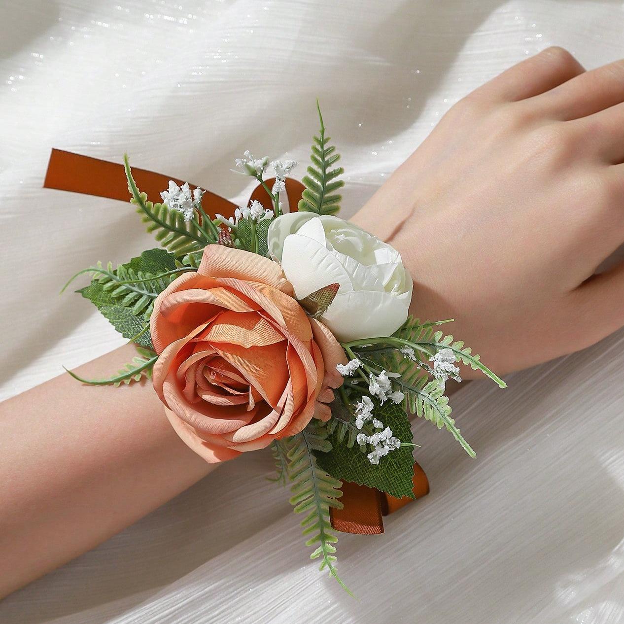 

Европейские бутоньерки и браслеты с розами для подружек невесты и родителей