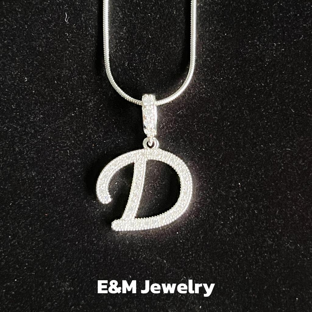 Königliches Hof-Halsband inspiriert von Mean Girls - Set mit Anhängern: Kreuz, Krone & römische Ziffern, vollständig besetzt mit Zirkonia - Luxuriöser, vergoldeter Kupfer-Choker für Damen