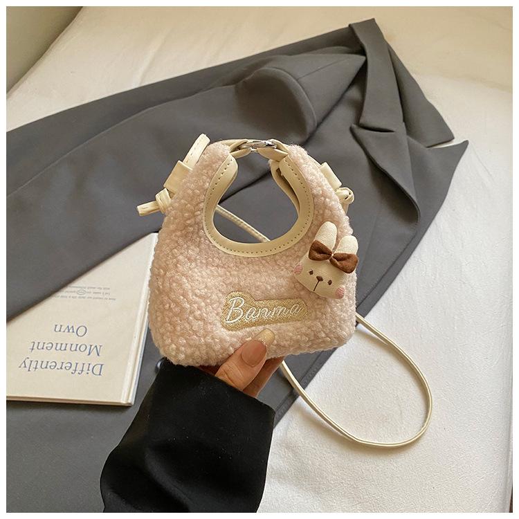 

High-value niche plush bag women s autumn new trendy fashion shoulder messenger bag commuter bucket bag