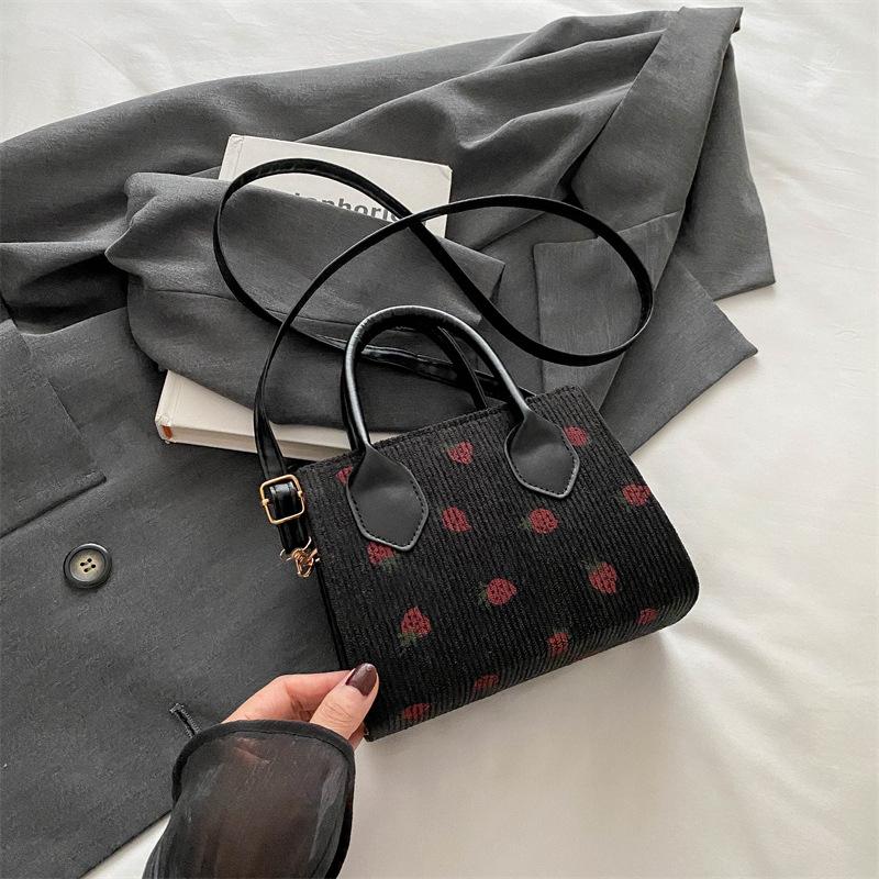 

Повседневная персонализированная сумка через плечо 2024 года, летняя новая простая модная сумка большой вместимости, простая повседневная маленькая квадратная сумка чёрный