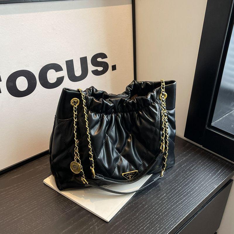 

Стеганая сумка-клатч на цепочке через плечо в классическом стиле для осени и зимы Black