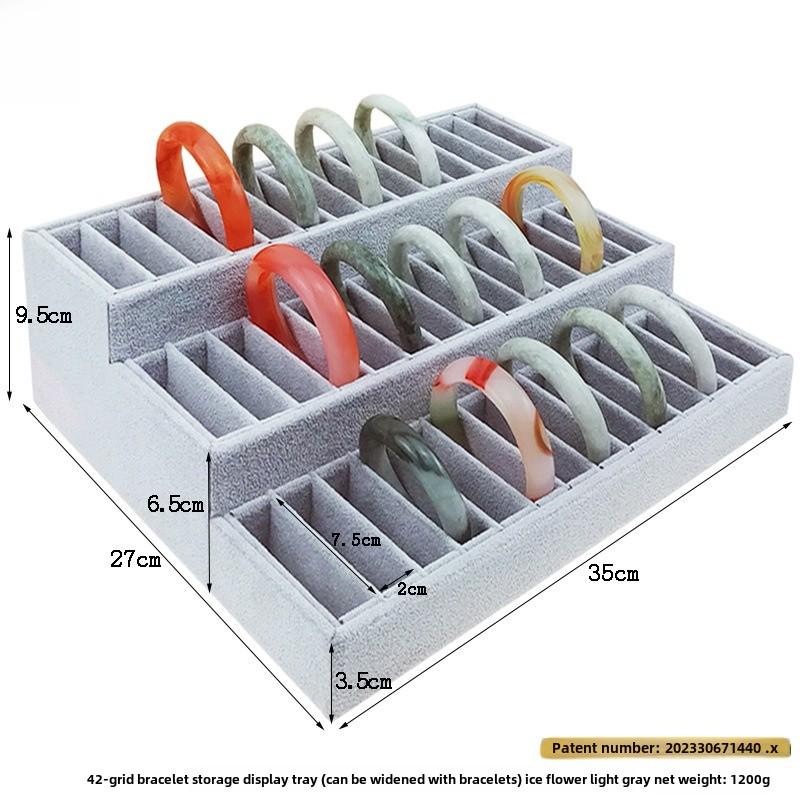 Suport de Expunere Bijuterii din Catifea pentru Inele & Brățări - Formă Trapezoidală cu Accente Aurii și Argintii