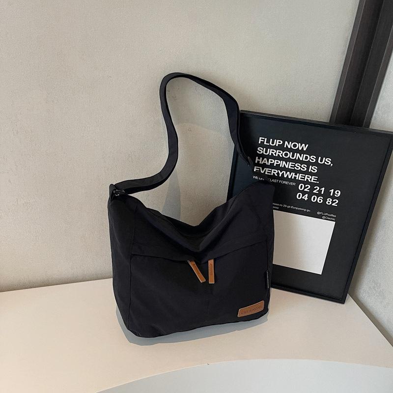 Japanese leisure lazy style student commuting tote bag large capacity simple solid color lightweight versatile messenger bag female